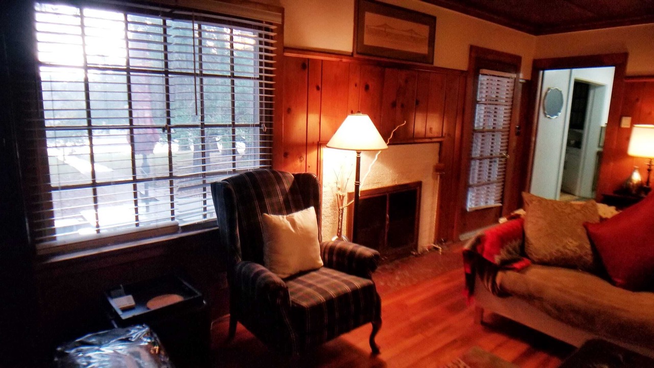 Photo of Livingroom in Downtown Klamath Falls