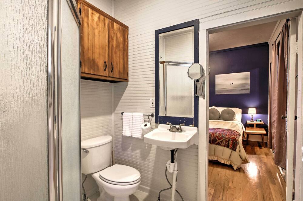 Photo of Bathroom in Eatonville