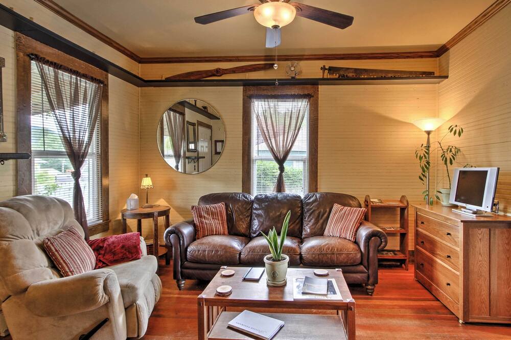 Photo of Livingroom in Eatonville