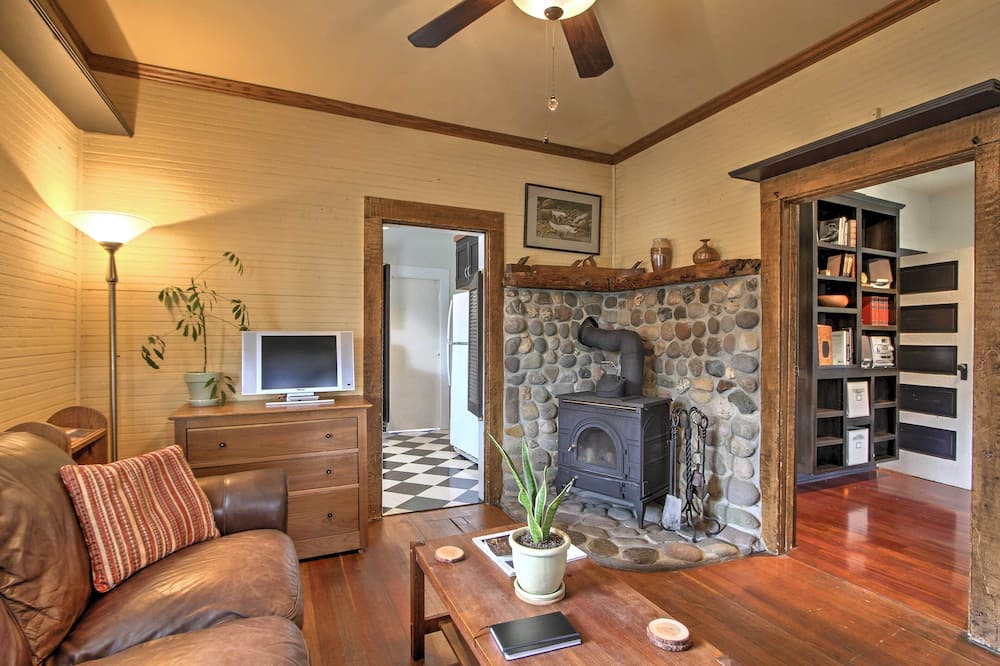 Photo of Bedroom in Eatonville