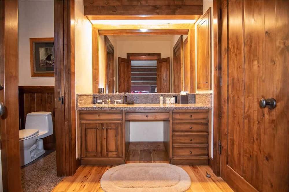 Photo of Bathroom in Granite Ridge