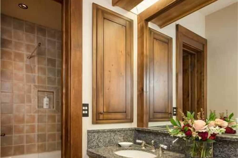 Photo of Bathroom in Granite Ridge