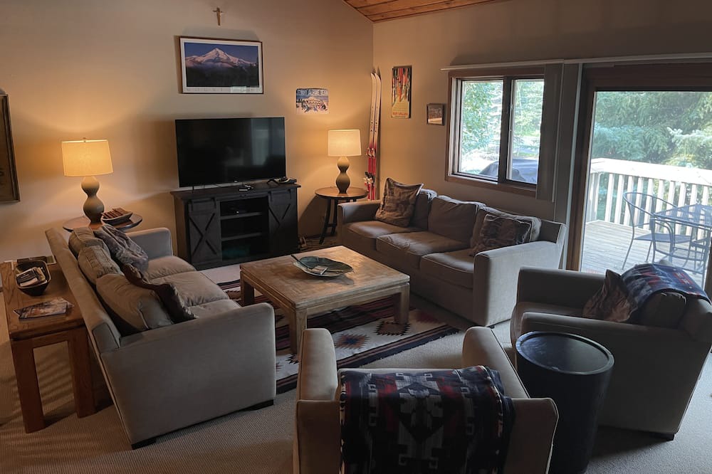 Photo of Livingroom in Elkhorn Village