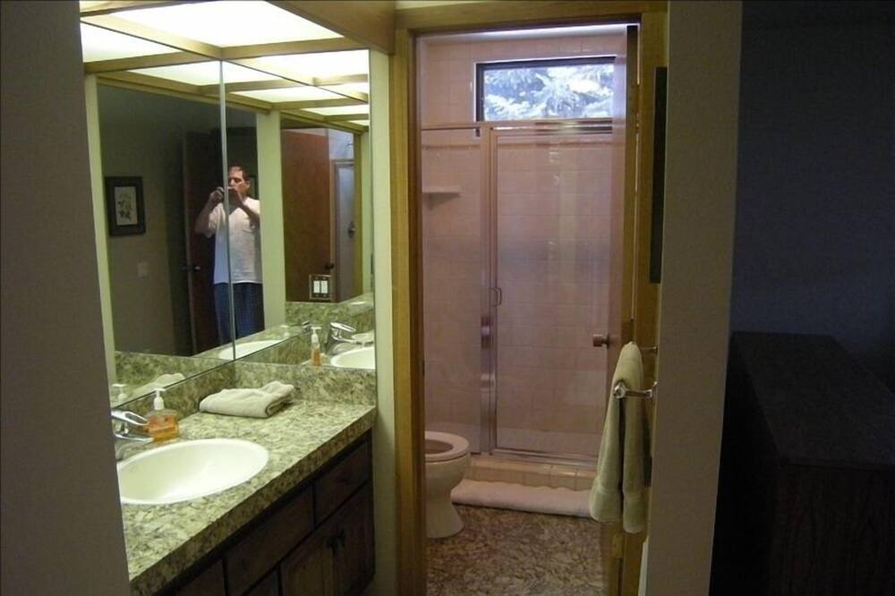 Photo of Bathroom in Elkhorn Village
