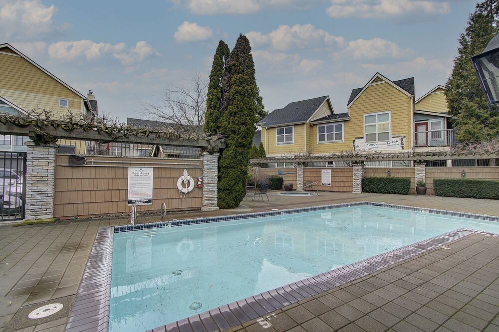 Photo of Outdoor in Columbia Way