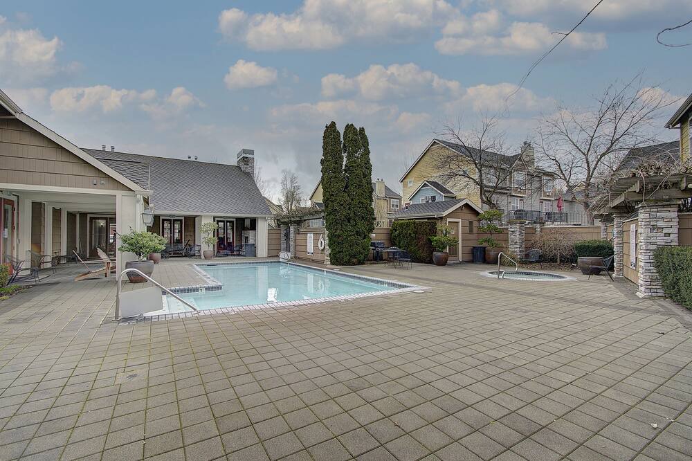 Photo of Outdoor in Columbia Way
