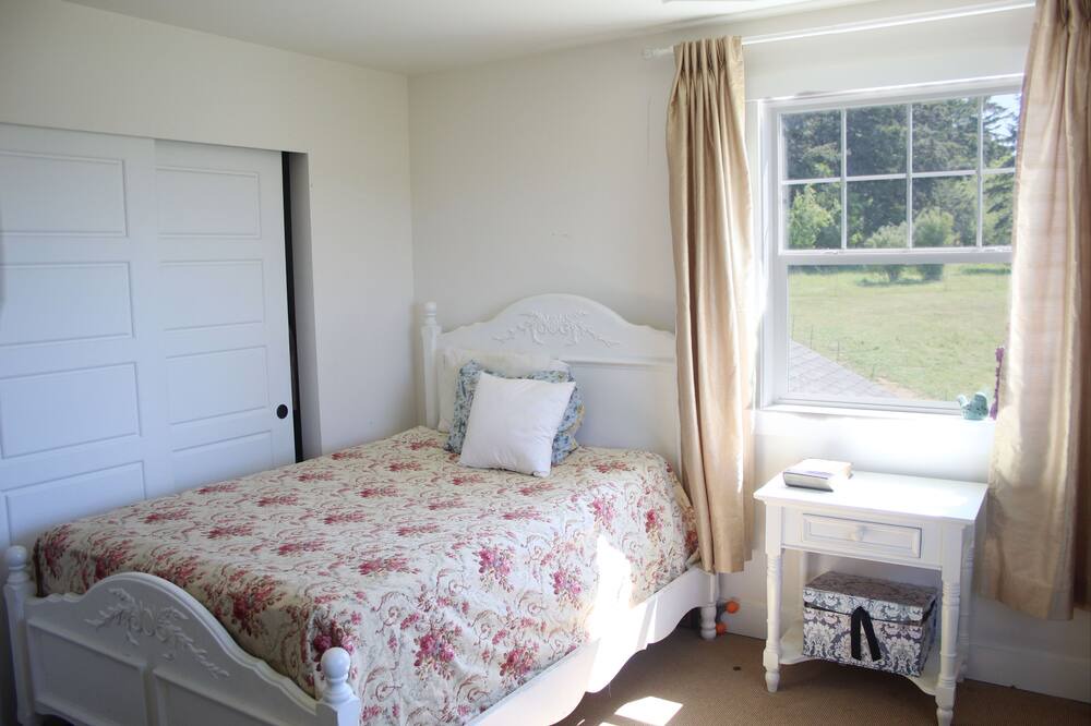 Photo of Bedroom in Coupeville