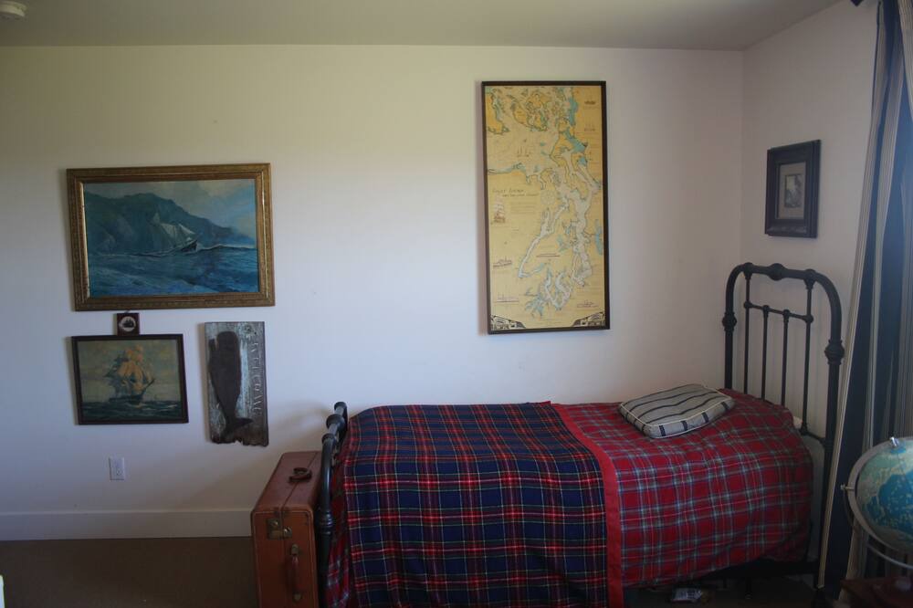 Photo of Bedroom in Coupeville