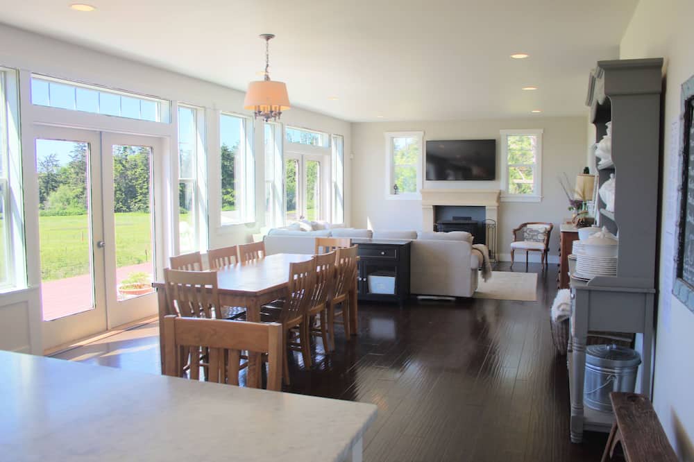 Photo of Livingroom in Coupeville