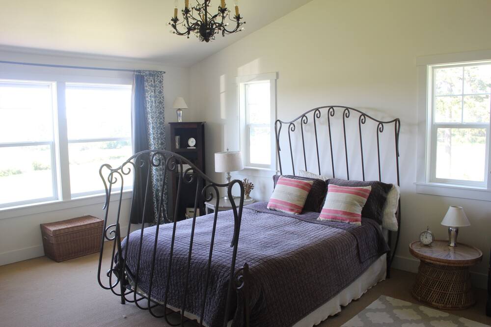 Photo of Bedroom in Coupeville