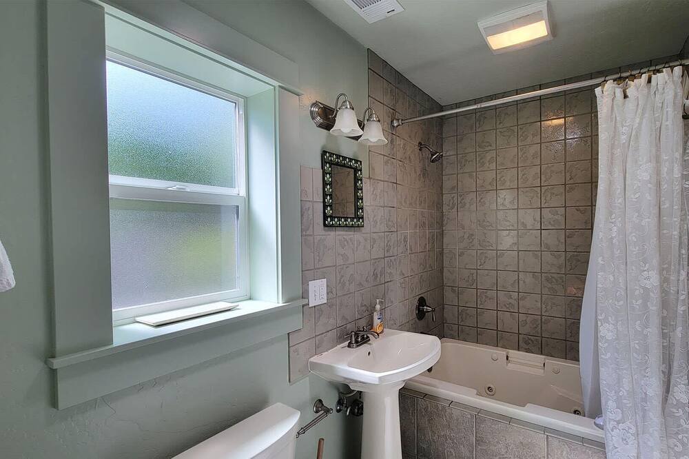 Photo of Bathroom in Siskiyou-Hargadine Historic District