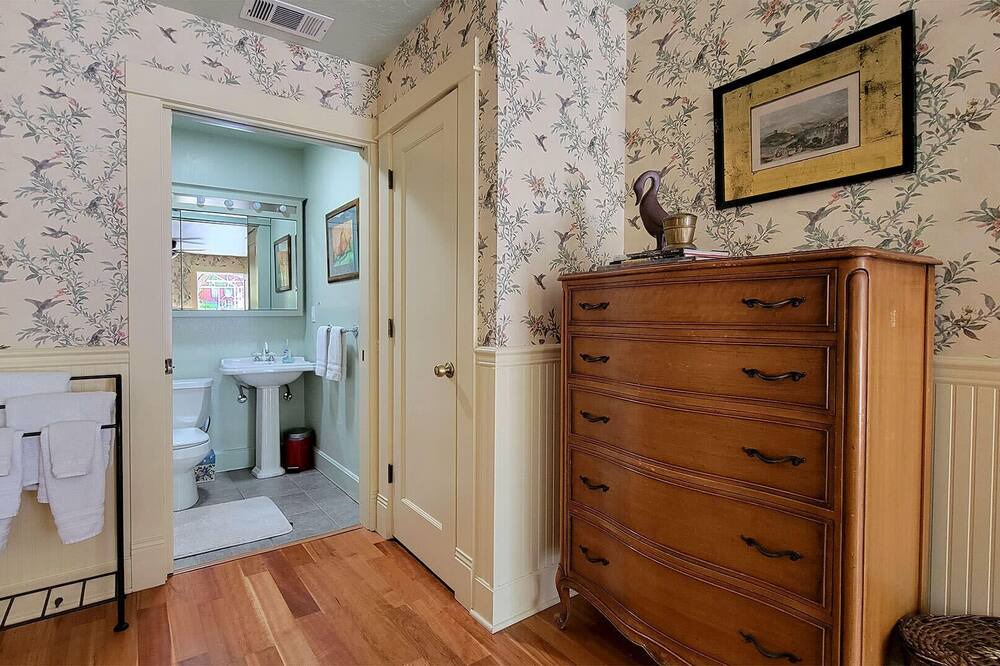 Photo of Bathroom in Siskiyou-Hargadine Historic District