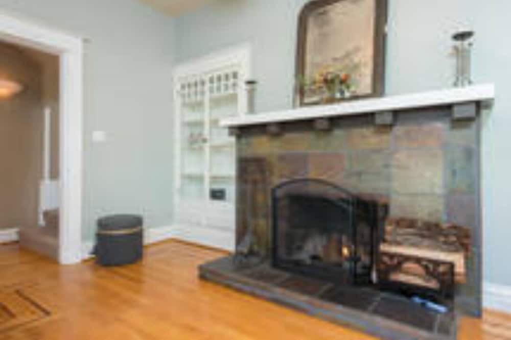 Photo of Livingroom in Laurelhurst