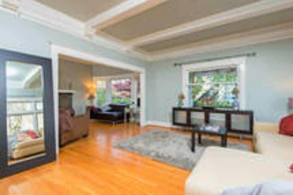 Photo of Bedroom in Laurelhurst