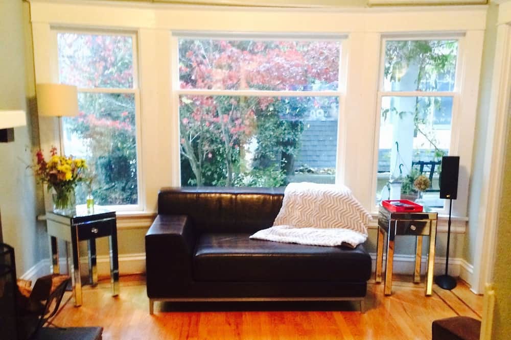 Photo of Livingroom in Laurelhurst
