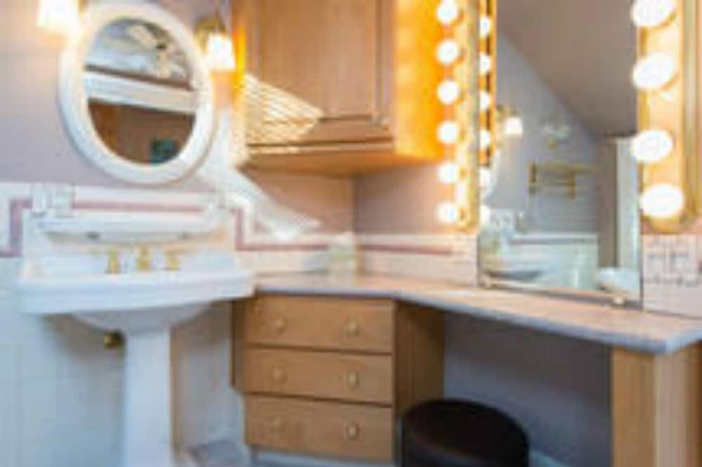 Photo of Bathroom in Laurelhurst