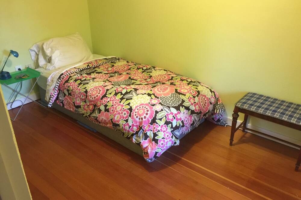 Photo of Bedroom in Seahurst