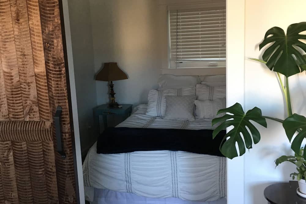 Photo of Bedroom in Siskiyou-Hargadine Historic District