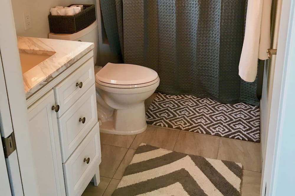Photo of Bathroom in Siskiyou-Hargadine Historic District