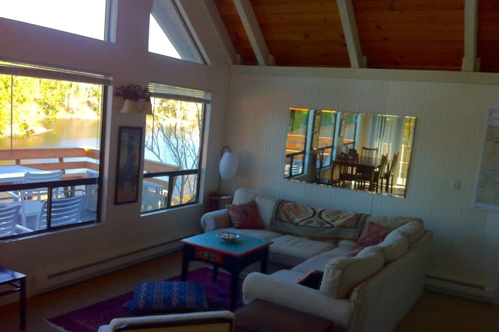 Photo of Livingroom in Longbranch