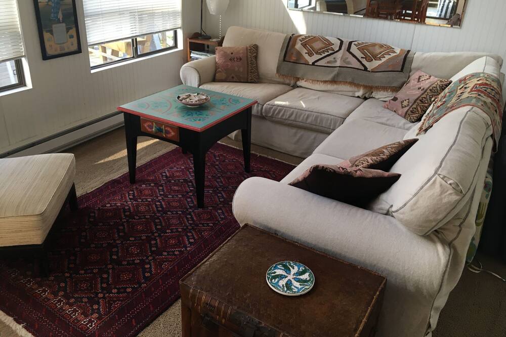 Photo of Livingroom in Longbranch