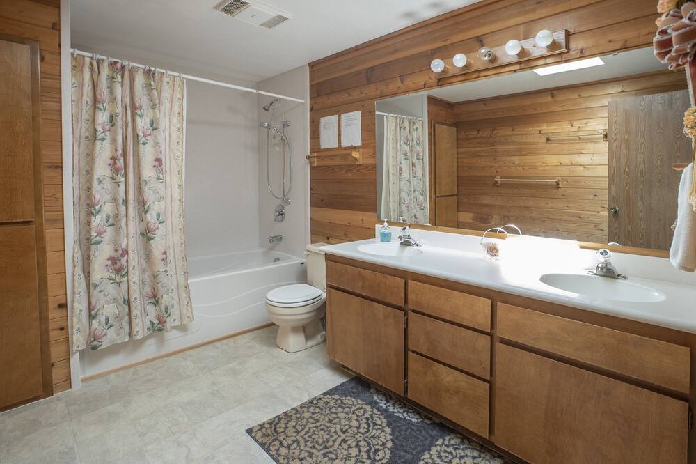 Photo of Bathroom in Hayden Lake