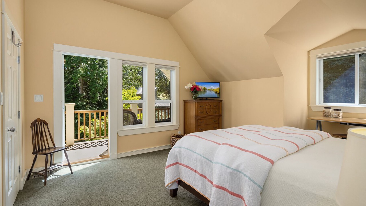 Photo of Bedroom in Rollingbay