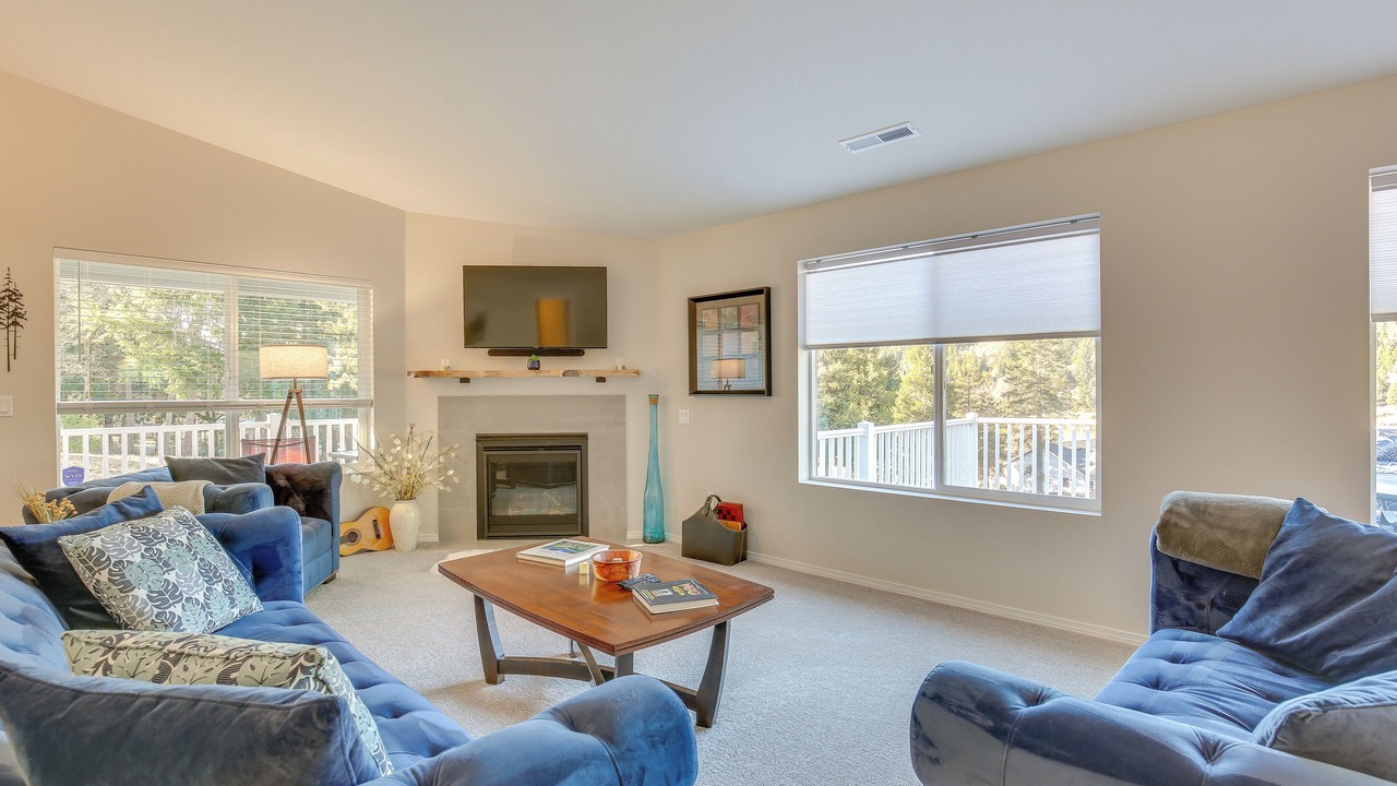 Photo of Livingroom in Oakridge