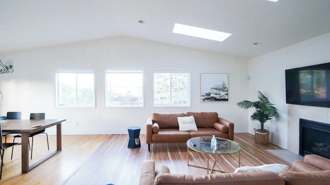 Photo of Livingroom in Mid-Beacon Hill