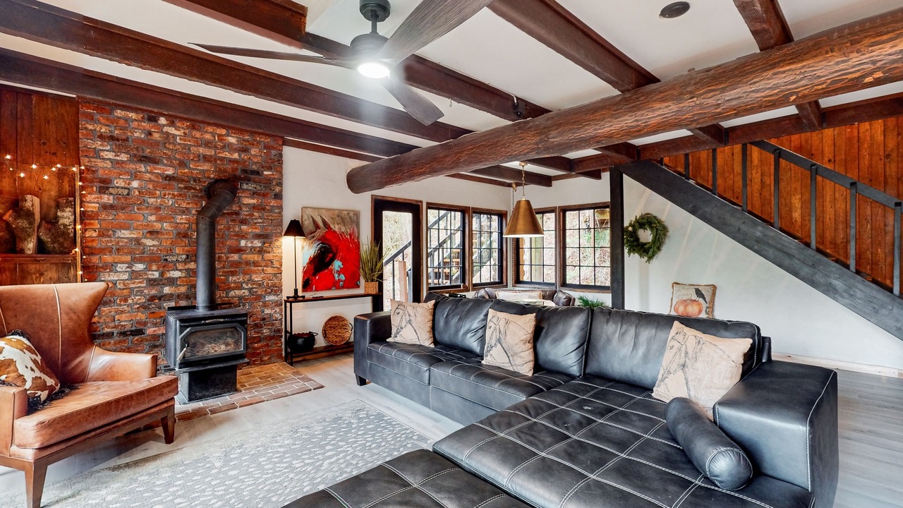 Photo of Livingroom in Mirrormont