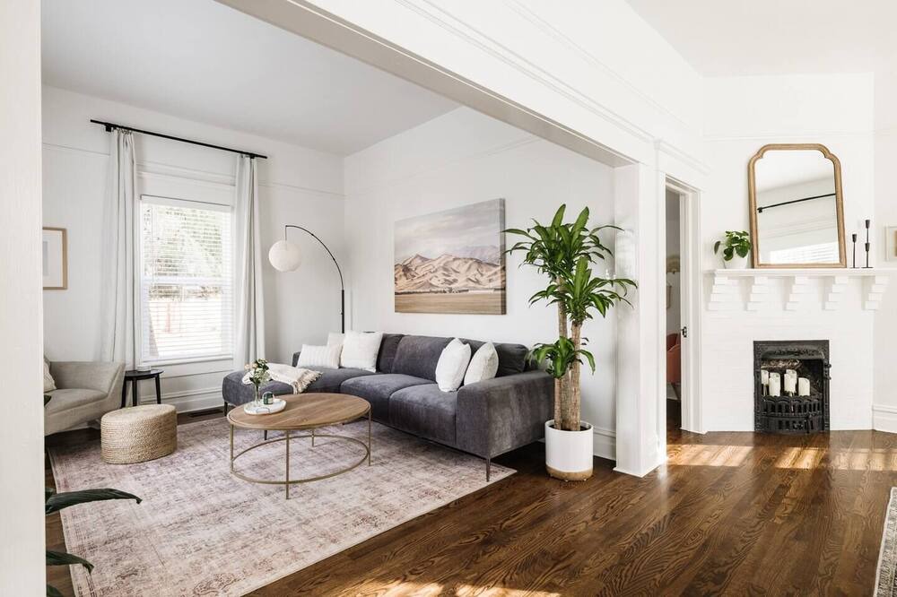 Photo of Livingroom in Depot Bench