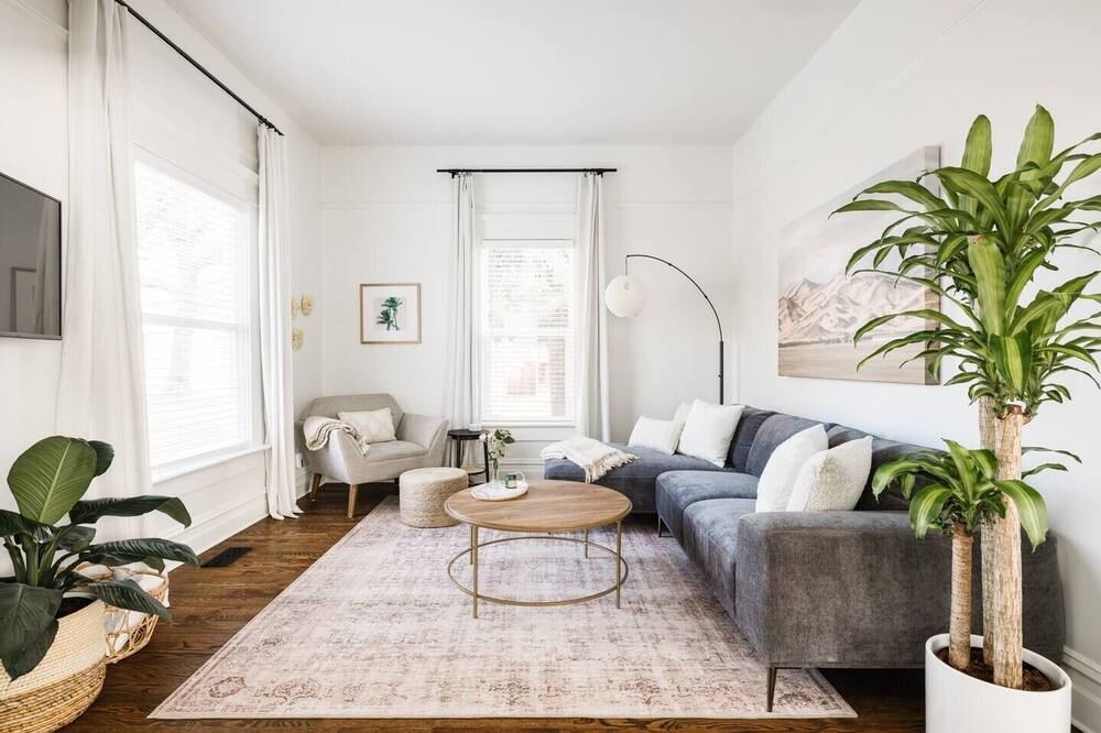 Photo of Livingroom in Depot Bench