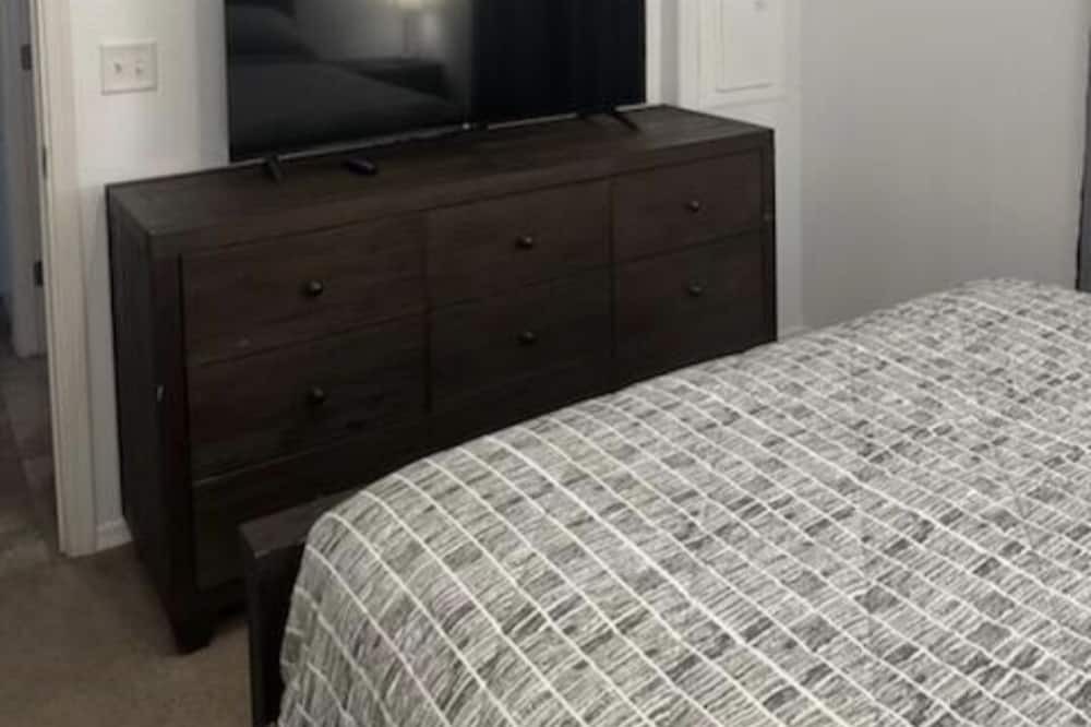 Photo of Bedroom in Redwood