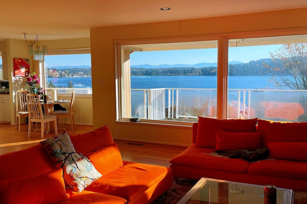 Photo of Livingroom in Lake Forest Park