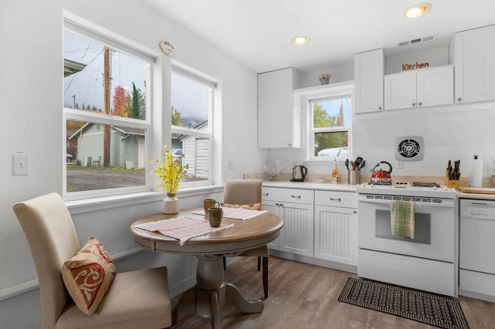 Photo of Kitchen in Siskiyou-Hargadine Historic District