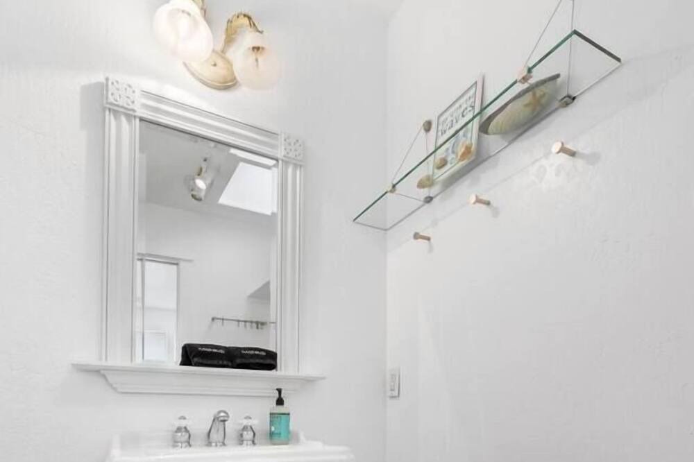 Photo of Bathroom in Siskiyou-Hargadine Historic District