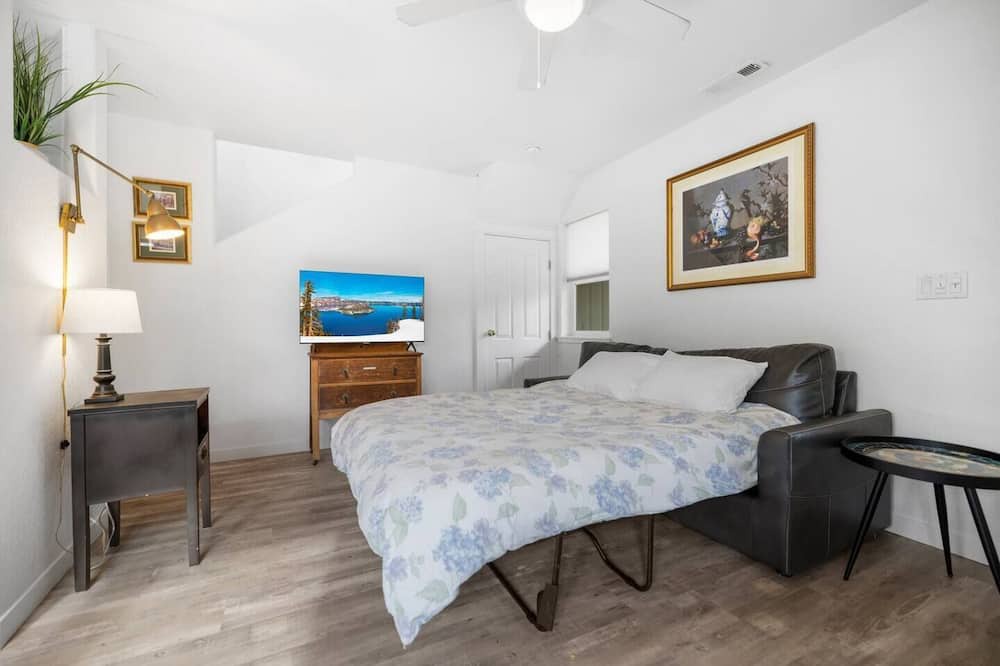 Photo of Bedroom in Siskiyou-Hargadine Historic District