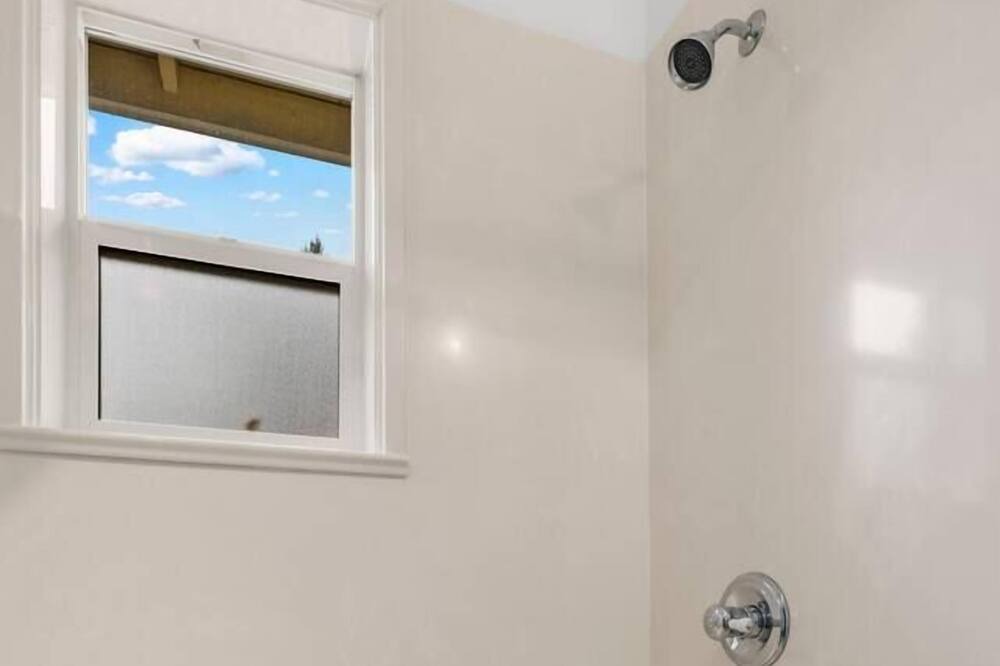 Photo of Bathroom in Siskiyou-Hargadine Historic District