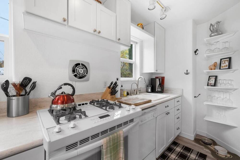 Photo of Kitchen in Siskiyou-Hargadine Historic District