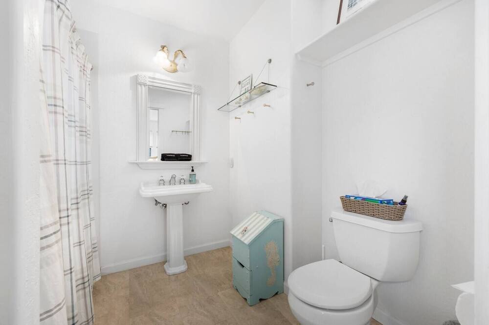 Photo of Bathroom in Siskiyou-Hargadine Historic District