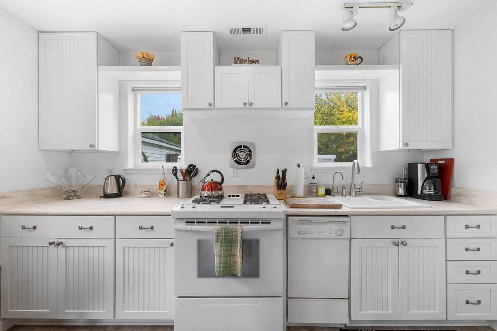 Photo of Kitchen in Siskiyou-Hargadine Historic District
