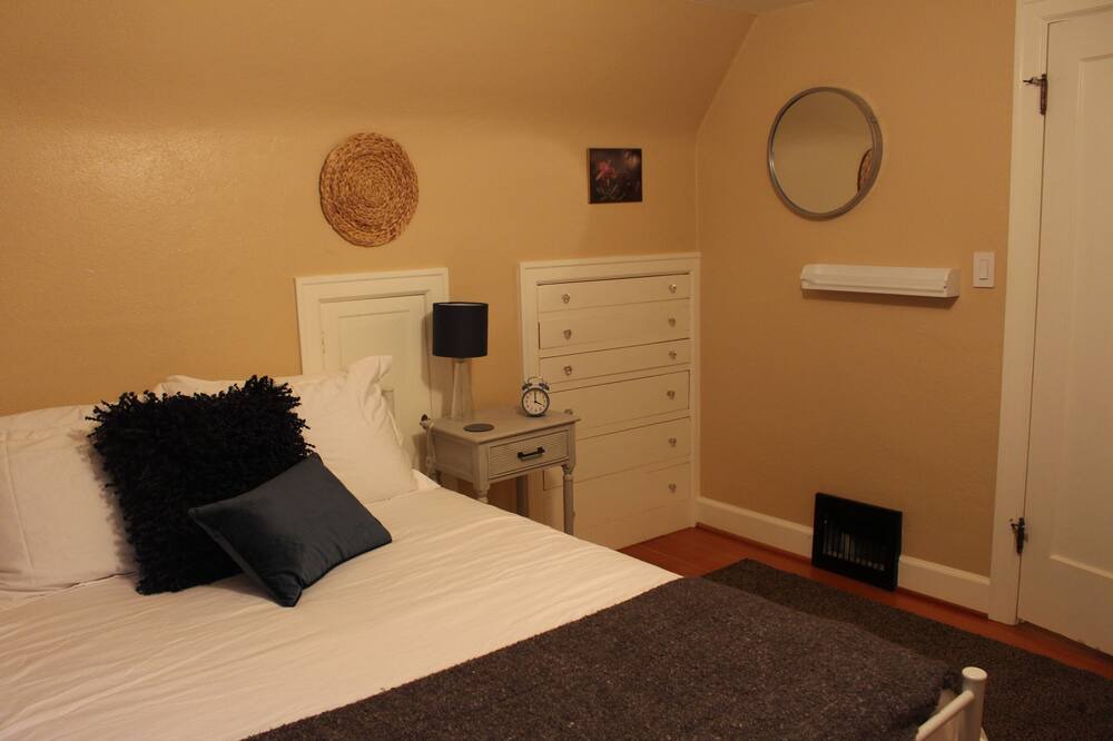 Photo of Bedroom in Mount Scott-Arleta