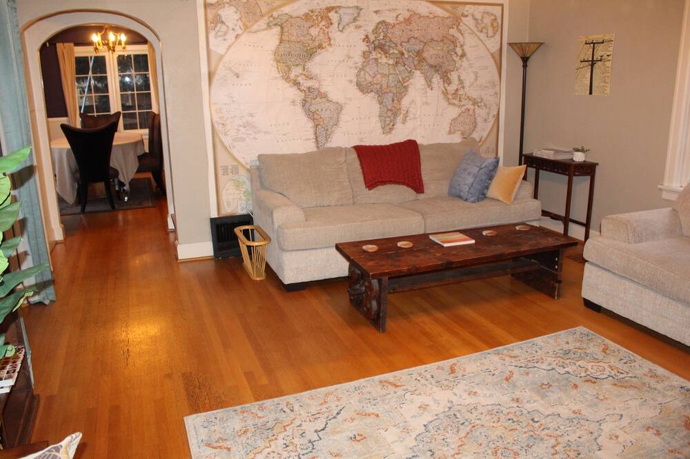 Photo of Livingroom in Mount Scott-Arleta