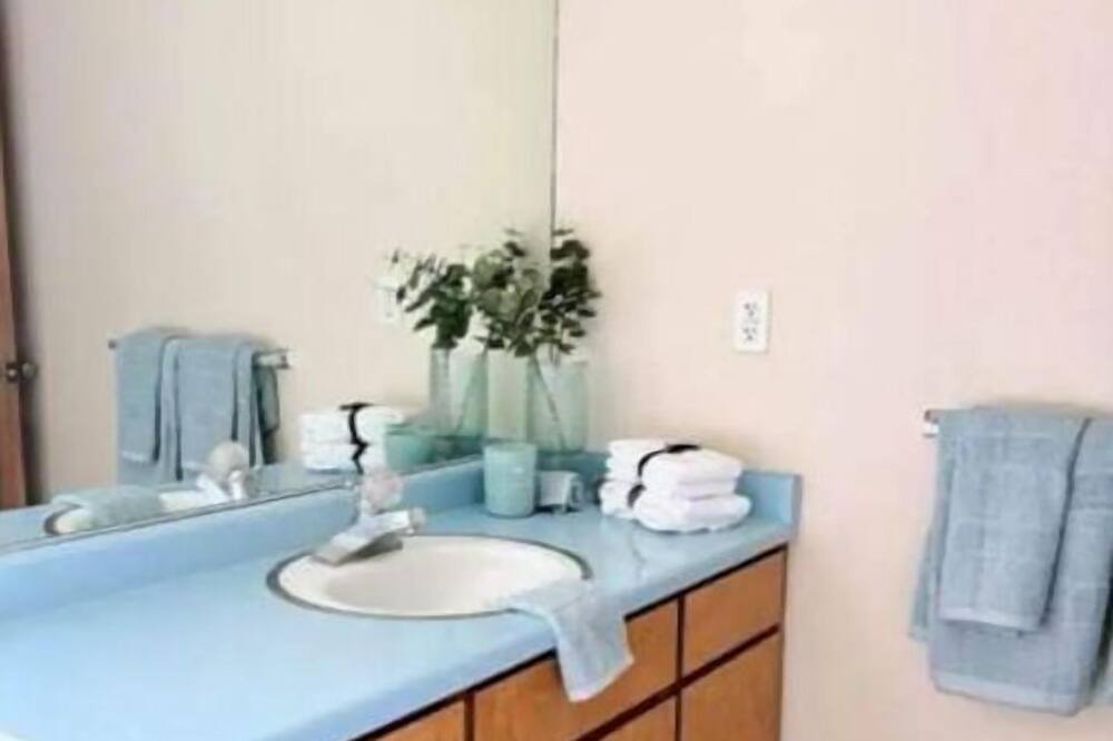 Photo of Bathroom in Redwood
