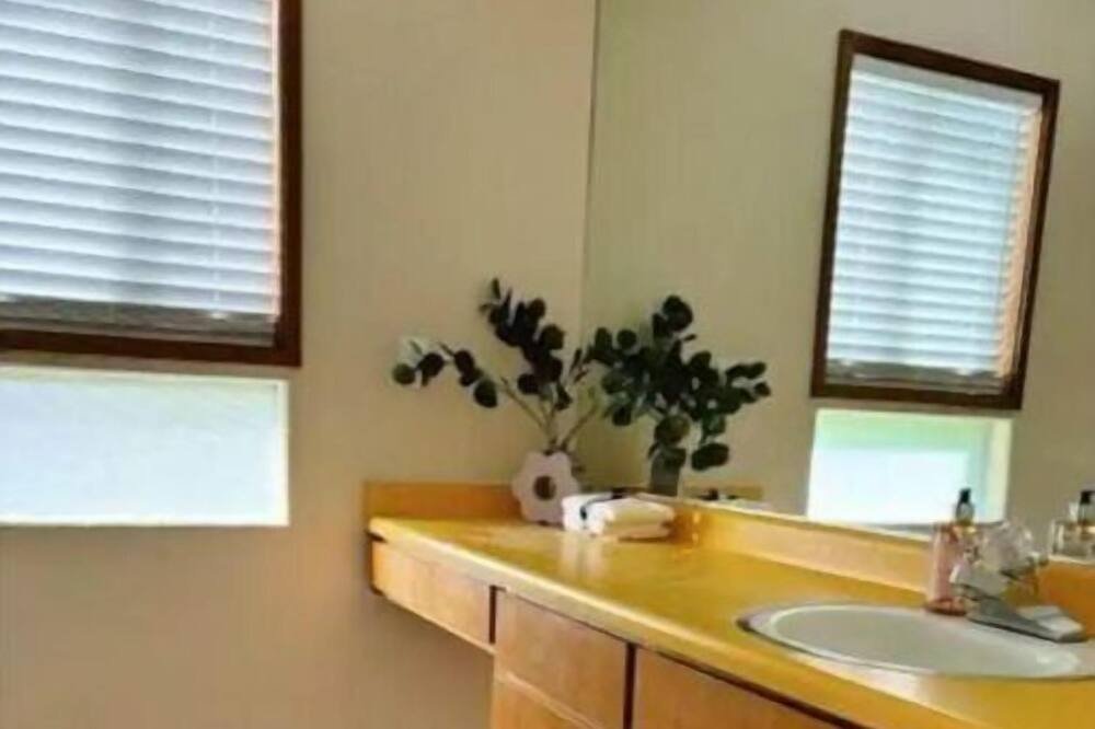 Photo of Bathroom in Redwood