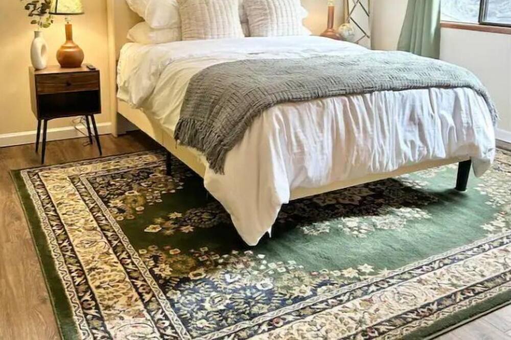Photo of Bedroom in Redwood