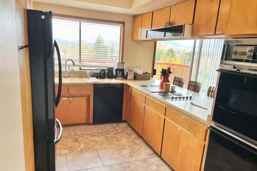 Photo of Kitchen in Redwood