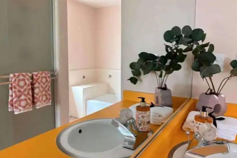 Photo of Bathroom in Redwood