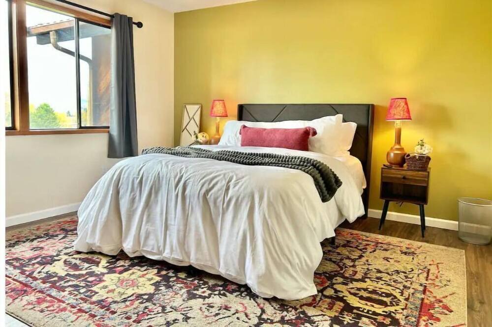 Photo of Bedroom in Redwood