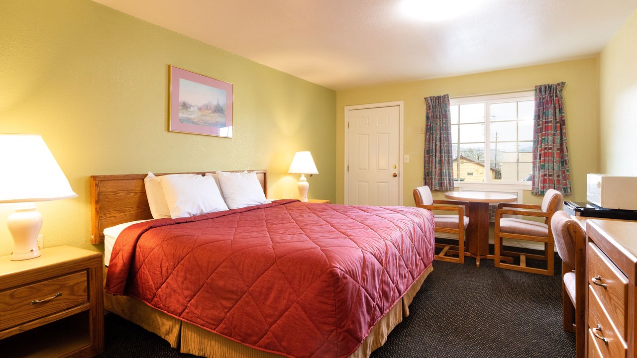 Photo of Bedroom in Roseburg